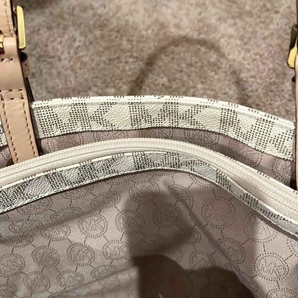 Sale! Michael Kors large jet set monogram tote - Picture 7 of 14